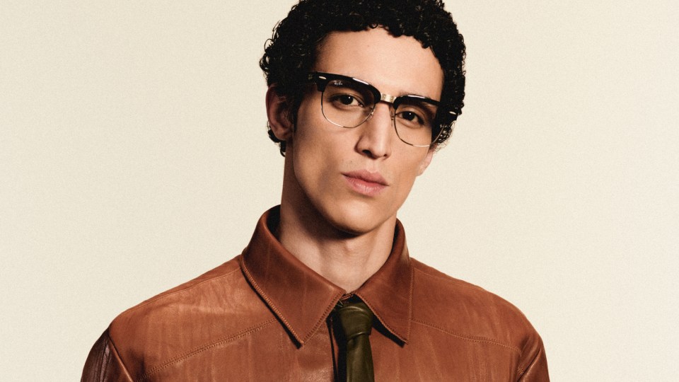 Person trägt die kamera-freie Ray-Ban Meta Audio Smart Glasses