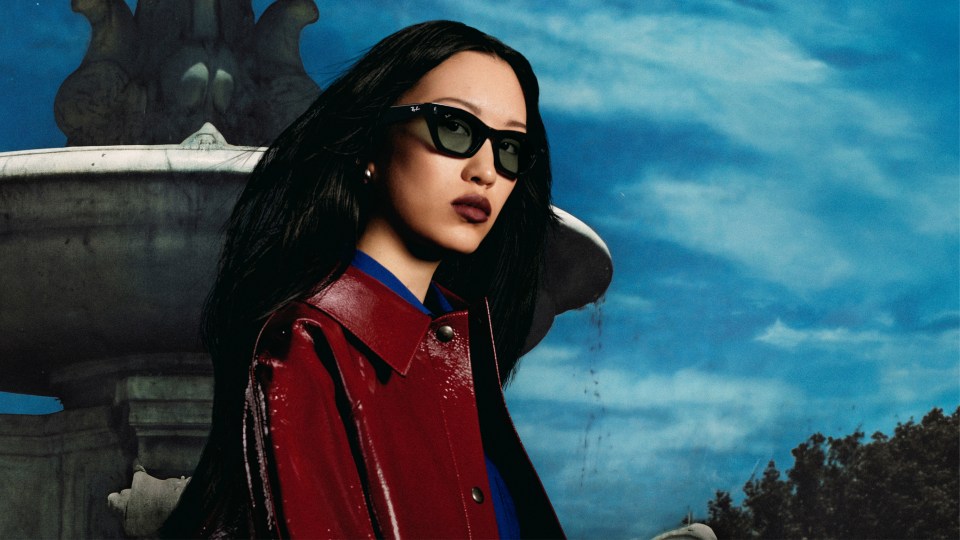 Person trägt die Ray-Ban Meta Gen 3 Smart Glasses mit Kamera