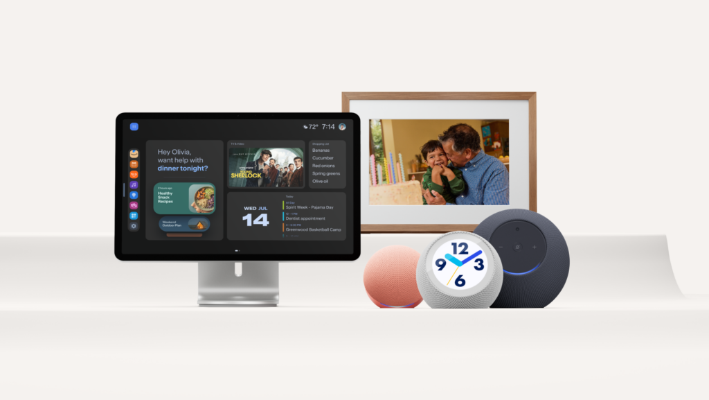 Internationales Amazon-Pressebild mit Echo Show 16, Alexa Photo Frame, Echo Dot, Echo Time und Echo Studio mit Kamera