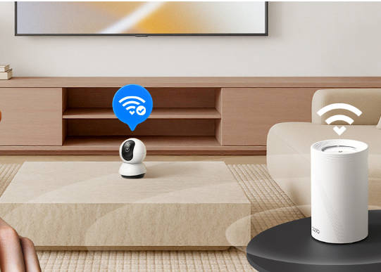 TP-Link-Illustration mit Deco-Router und WLAN-Kamera im Wohnzimmer