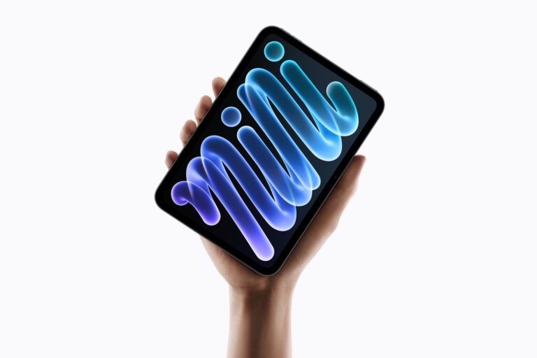 Neues iPad mini mit blau-violettem Bildschirmmotiv, in einer Hand gehalten